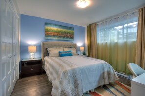 2 bedrooms, desk, iron/ironing board, travel crib - Superb apartment 15 min from Montreal - Free Parking (Brossard)