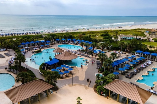 Coastal Gem w/ Lazy River, Swim-Up Bar & Arcade!