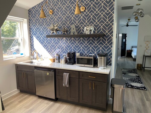 Charming Chicago Retreat with Modern Comforts - Spa Bath