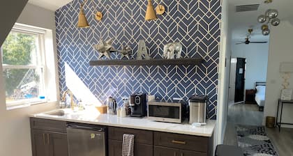 Charming Chicago Retreat with Modern Comforts - Spa Bath