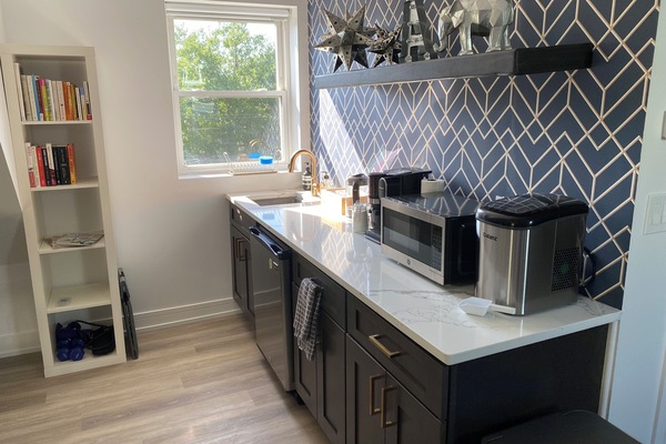 Frigorifero, microonde, macchina per tè/caffè, bollitore elettrico