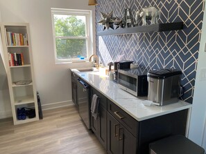 Kjøleskap, mikrobølgeovn, kaffetrakter/tekoker og vannkoker