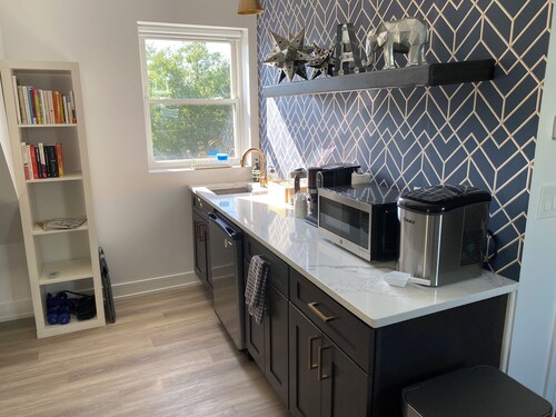 Charming Chicago Retreat with Modern Comforts - Spa Bath