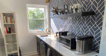 Charming Chicago Retreat with Modern Comforts - Spa Bath