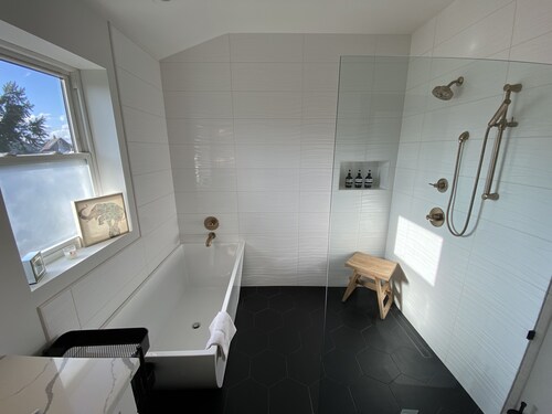 Charming Retreat with Modern Comforts / Spa Bath