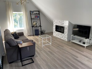 Smart-TV, Kamin, Bücher