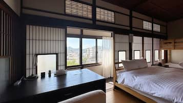 3 bedrooms, desk, WiFi, bed sheets