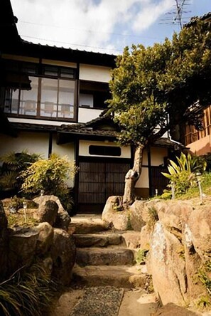 A traditional Japanese house with a wooden gate, stone steps, and a tree in the garden. - b local Bingo Yamamo | Unique Stay in Onomichi (Onomichi)