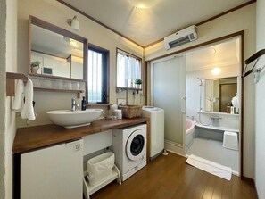 A compact bathroom with a sink, washing machine, and shower. - b local Bingo Yamamo | Unique Stay in Onomichi (Onomichi)