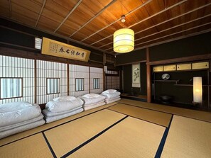A traditional Japanese room with tatami flooring, futons, and a hanging light fixture. - b local Bingo Yamamo | Unique Stay in Onomichi (Onomichi)