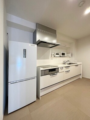 Een koelkast, een microgolfoven, een kookplaat