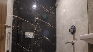 Un baño con inodoro, ducha y lavabo.