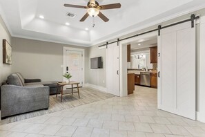 Una televisión, una chimenea