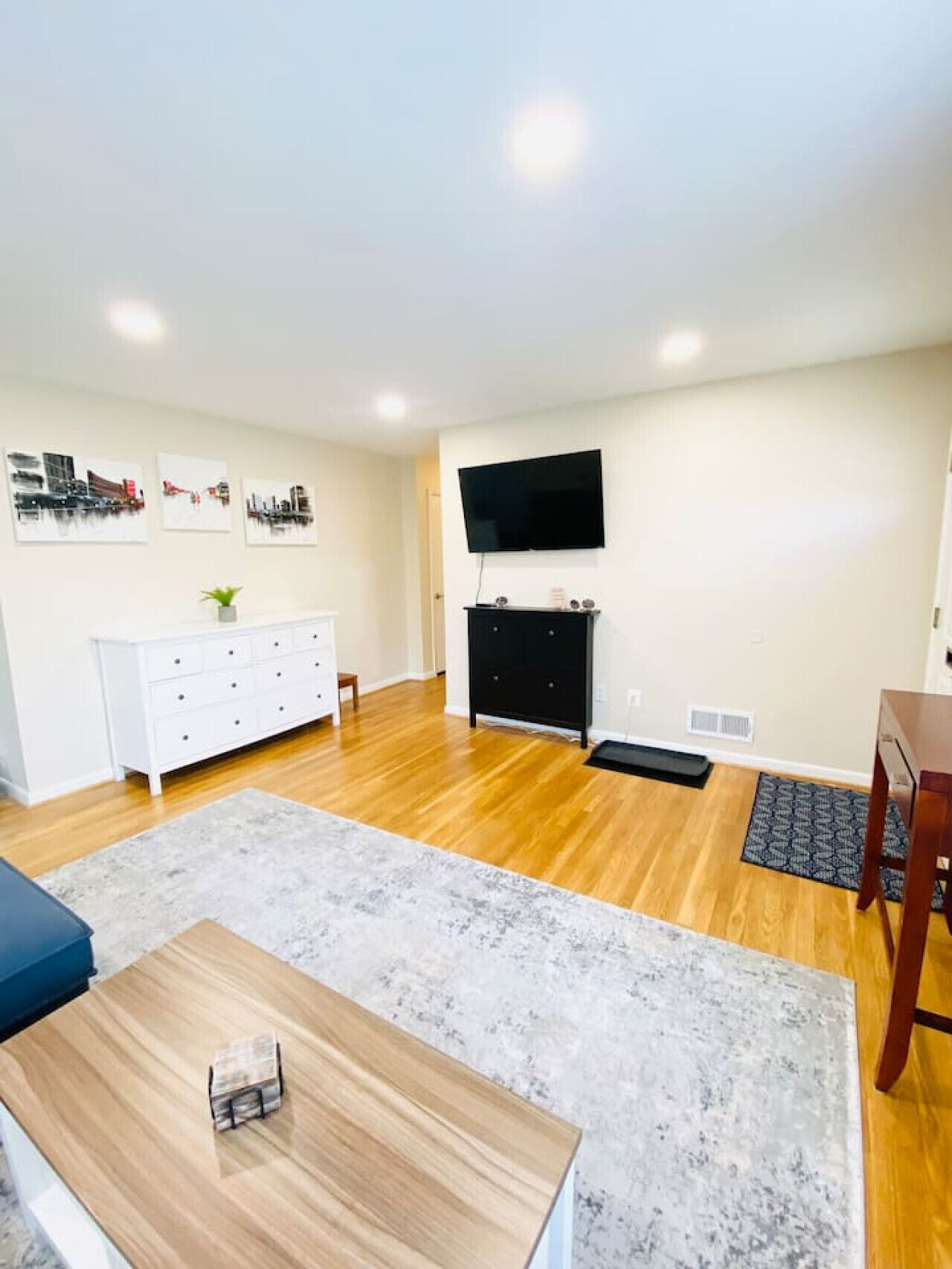 Een televisie en een stereo