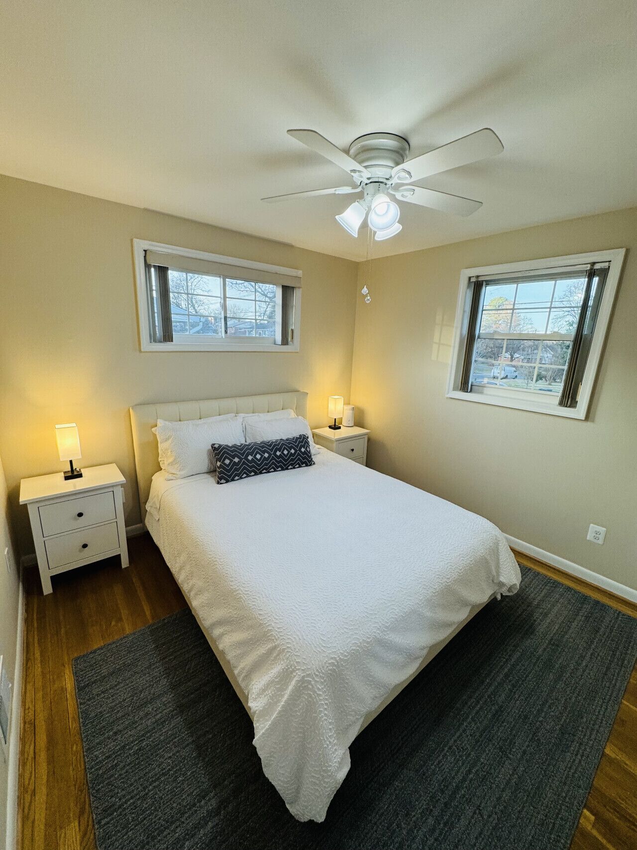 3 Schlafzimmer, Schreibtisch, Bügeleisen/Bügelbrett, Reisekinderbett