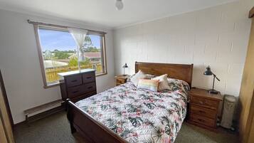 1 chambre, bureau, fer et planche à repasser, lit parapluie