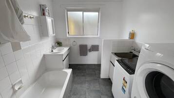 Articles de toilette écologiques, sèche-cheveux, serviettes fournies