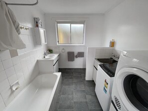 Eco-friendly toiletries, hair dryer, towels, soap - Waratah Waterfall Retreat, Free Pay T.V. In Two rooms WiFi  Central To Waterfall (Waratah)