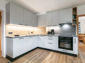 Kühlschrank, Ofen, Herdplatte, Wasserkocher mit Kaffee-/Teezubehör