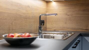 Réfrigérateur, four, plaque de cuisson, cafetiÚre/bouilloire