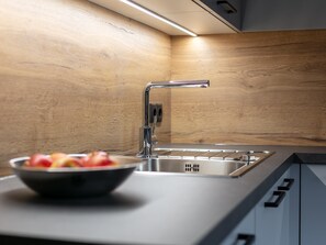 Kjøleskap, ovn, kokeplater og kaffetrakter/tekoker