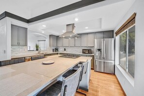 Kjøleskap, mikrobølgeovn, ovn og kokeplater