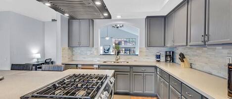 冷蔵庫、電子レンジ、オーブン、コンロ