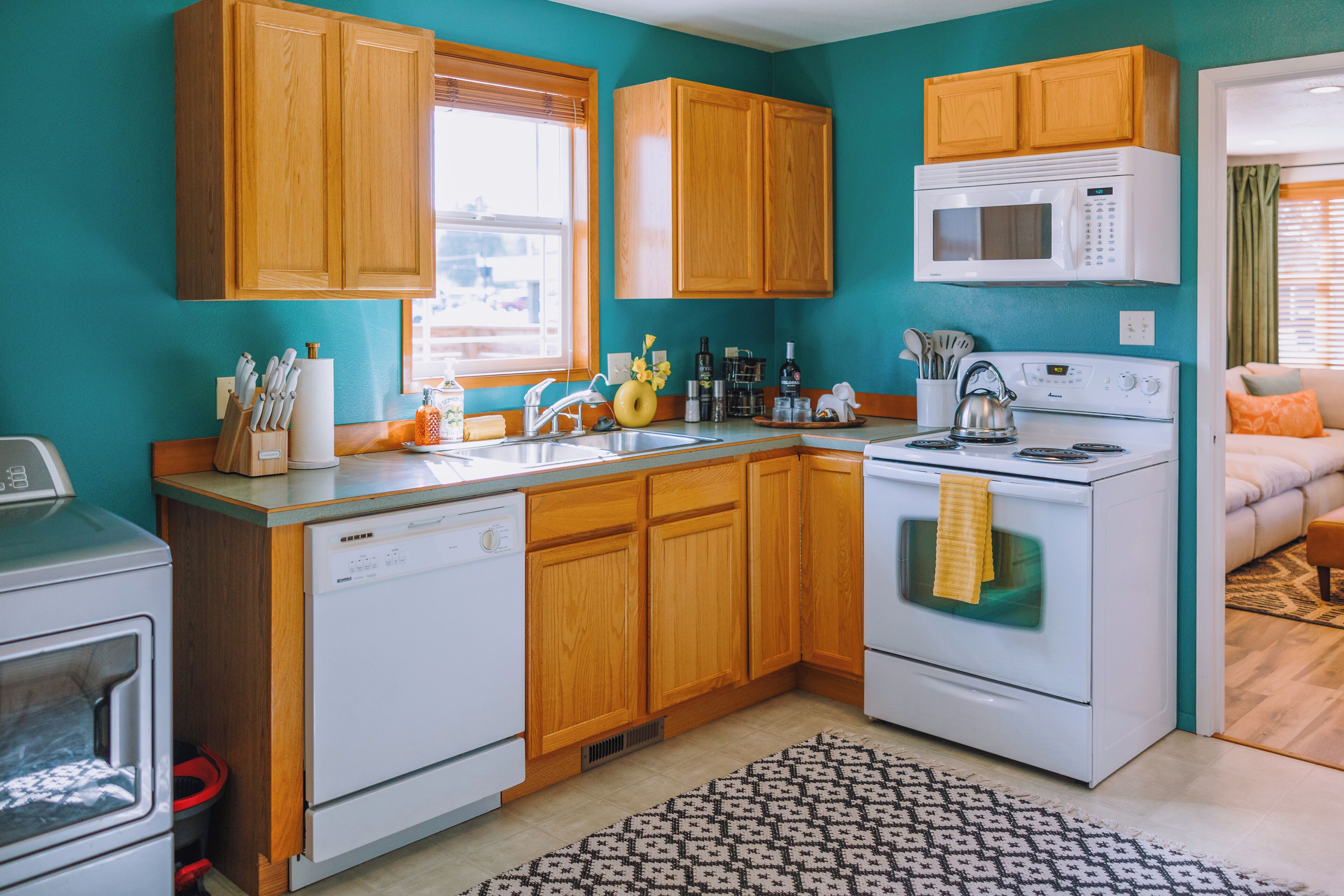 Jääkaappi, mikroaaltouuni, uuni, liesi