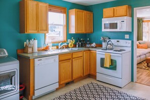 Fridge, microwave, oven, stovetop - Mid Mod Urban Hub with Fire Pit & Close to Bike Trail (Port Angeles)