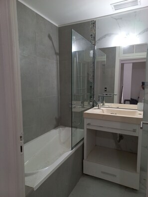 Dusche, Haartrockner, Bidet, Handtücher