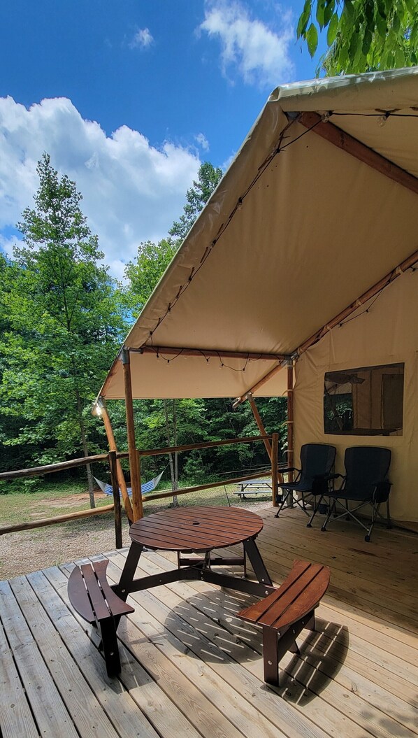 Outdoor dining - Charming meadow camp in the forest  mountains near fish pond. Events are OK. Pet (Lenoir)