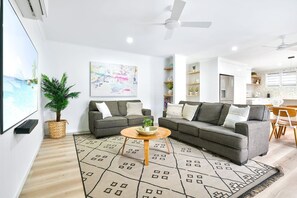 Smart TV - Greenslopes House in Edge Hill- Luxury Poolside Villa Near Cairns CBD | Walk to Cafes & Gardens (Edge Hill)