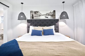 3 bedrooms, desk, iron/ironing board, travel cot - Greenslopes House in Edge Hill- Luxury Poolside Villa Near Cairns CBD | Walk to Cafes & Gardens (Edge Hill)