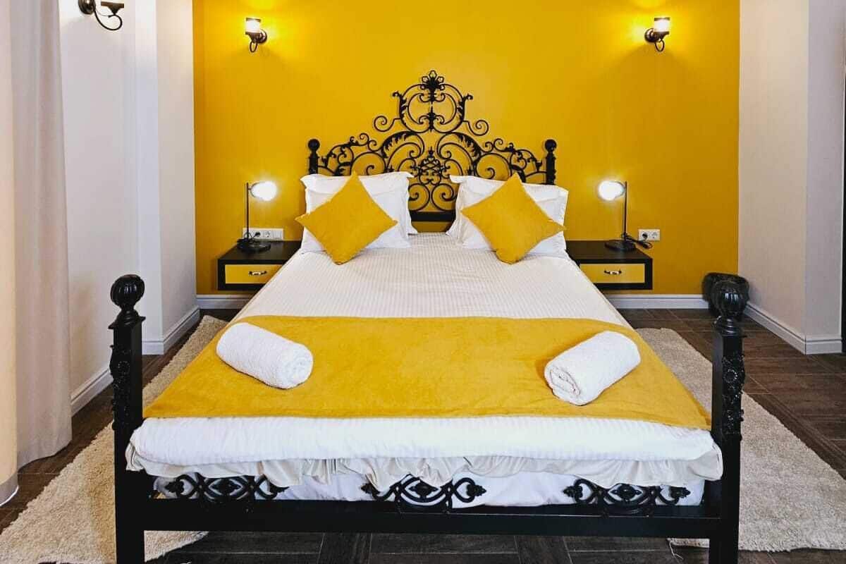 Iron/ironing board, free WiFi, bed sheets