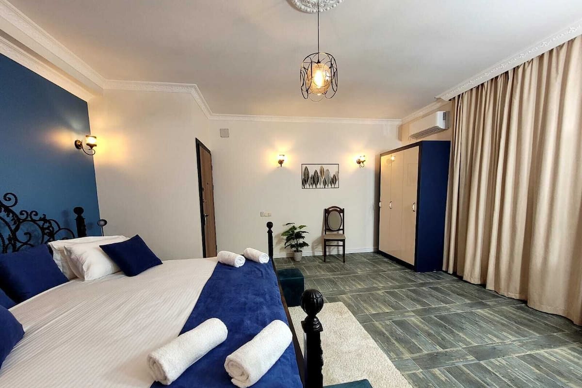 Iron/ironing board, free WiFi, bed sheets