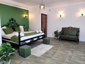 Design-Zimmer, 1 King-Bett und Schlafsofa, Flussblick | Bügeleisen/Bügelbrett, kostenloses WLAN, Bettwäsche