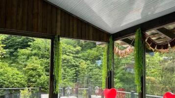 ساونا، حوض استحمام ساخن، طلاء الأظافر والعناية بالقدمين