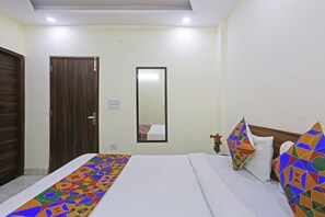 Deluxe Double Room | Premium bedding, down duvets, minibar, laptop workspace - Hotel Twamev Couple Friendly Laxmi Nagar (New Delhi)