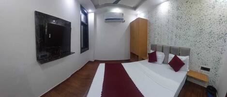 Deluxe Double Room | Premium bedding, down duvets, minibar, laptop workspace