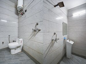 Ein modernes Badezimmer mit Toilette, Waschbecken und Dusche.