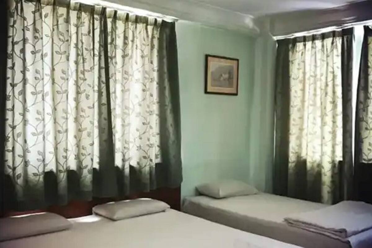 ห้องดีลักซ์ทริปเปิล | โต๊ะทำงาน, ผ้าปูที่นอน