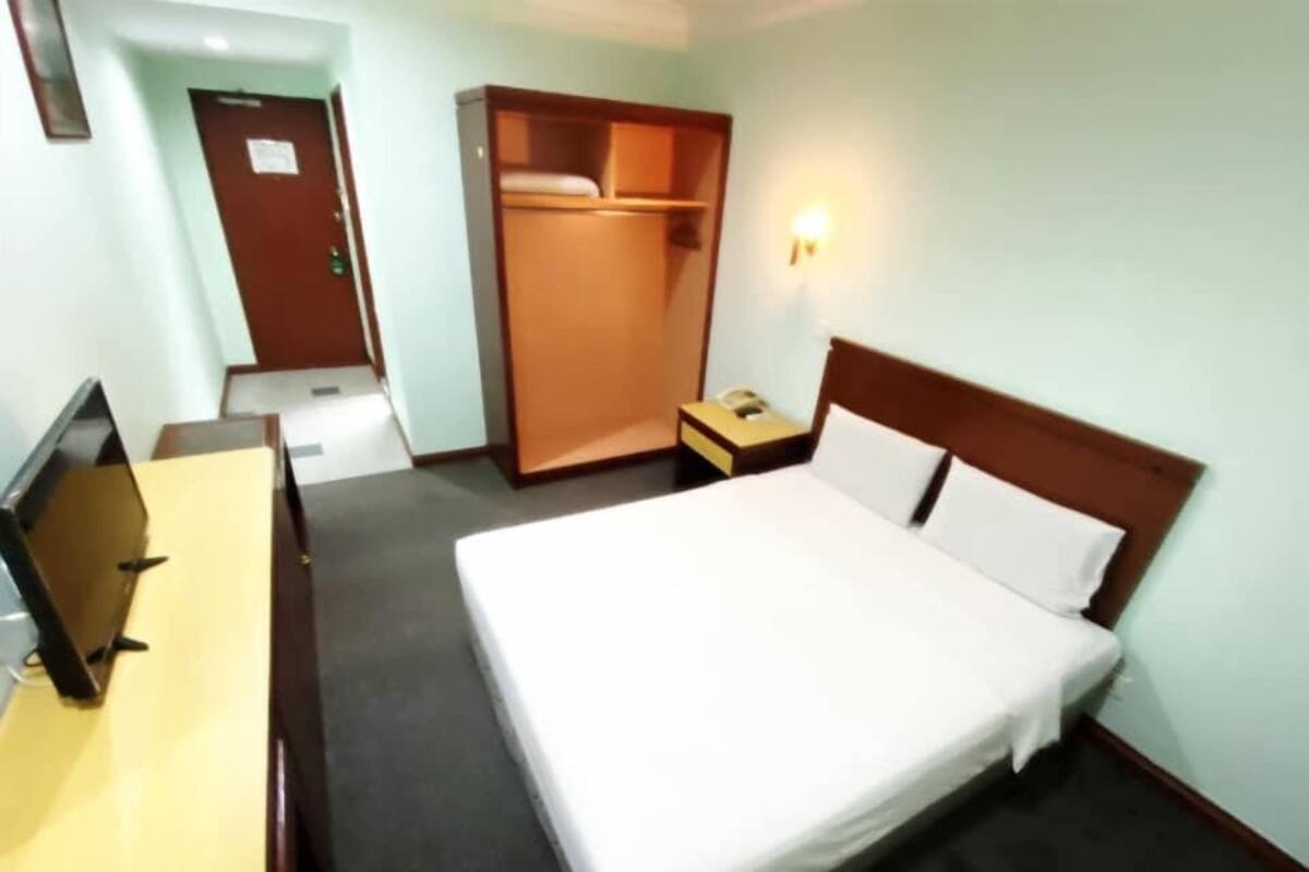 ห้องดีลักซ์ดับเบิล | โต๊ะทำงาน, ผ้าปูที่นอน
