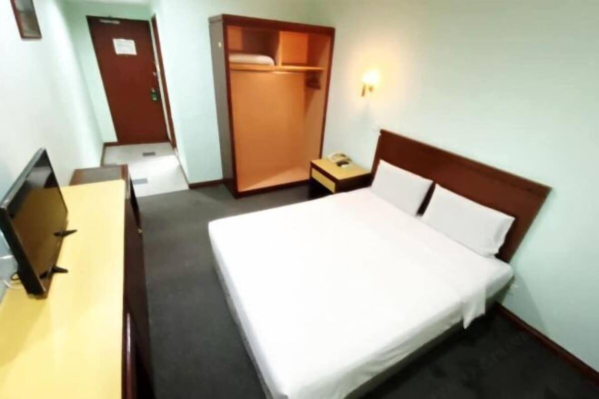 1 bedroom, bed sheets