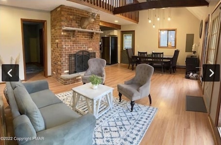 Living area. Cozy Poconos Cabin Getaway Kalahari & Great Wolf Lodge, Casinos,& Ski Resorts