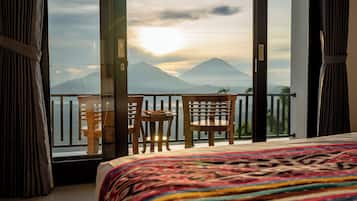 Suite Deluxe, vistas a la montaña | 1 dormitorio, escritorio, wifi gratis y ropa de cama