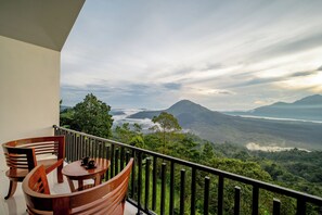 Suíte luxo, vista para a montanha | Terraço/pátio