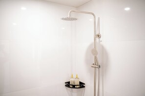 Deluxe suite, uitzicht op bergen | Badkamer | Een douche, een regendouche, badjassen, pantoffels