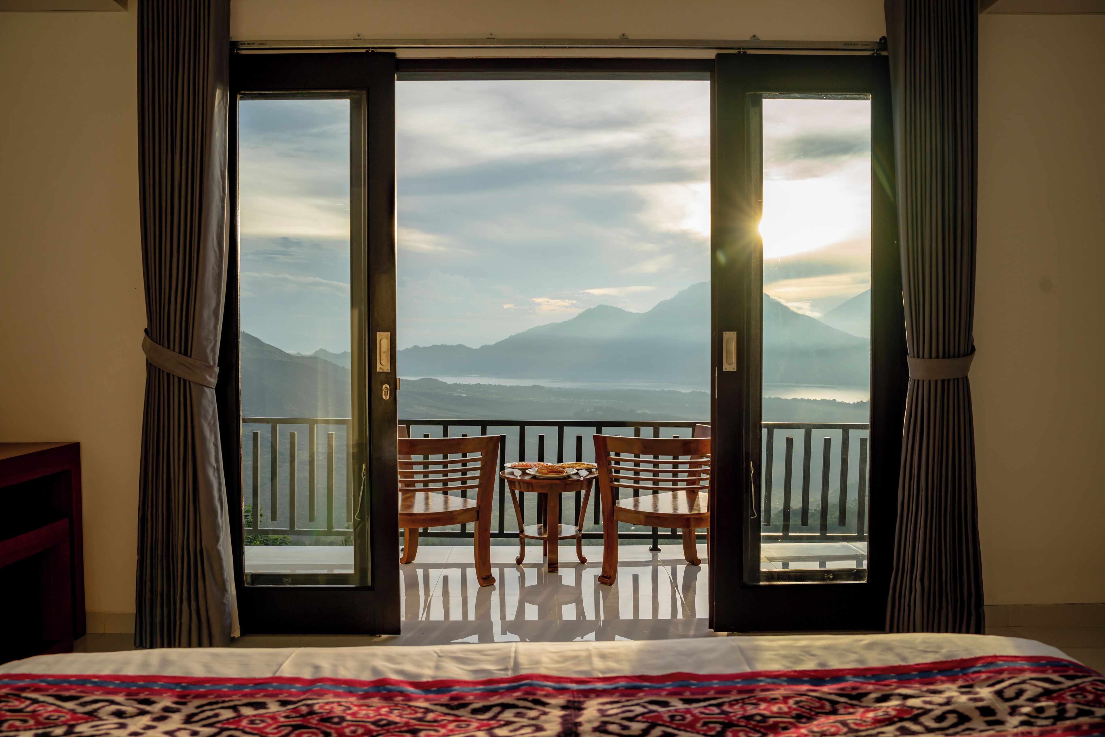 Deluxe Suite, Mountain View | 1 bedroom, desk, free WiFi, bed sheets