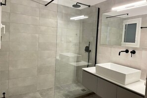 Een douche, een haardroger, handdoeken, zeep