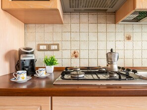 Kühlschrank, Toaster, Hochstuhl, Kochgeschirr/Geschirr/Besteck